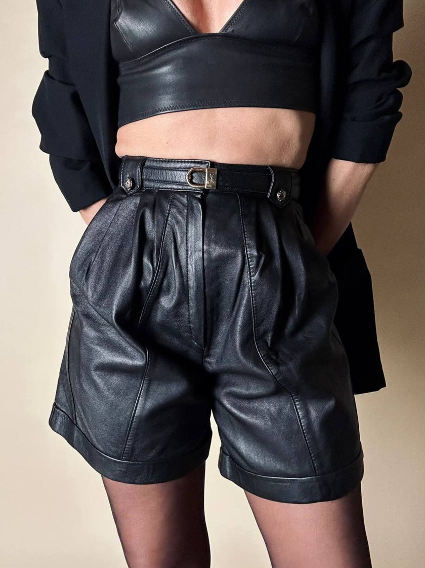 Short vintage in pelle nera modello a vita alta con pince