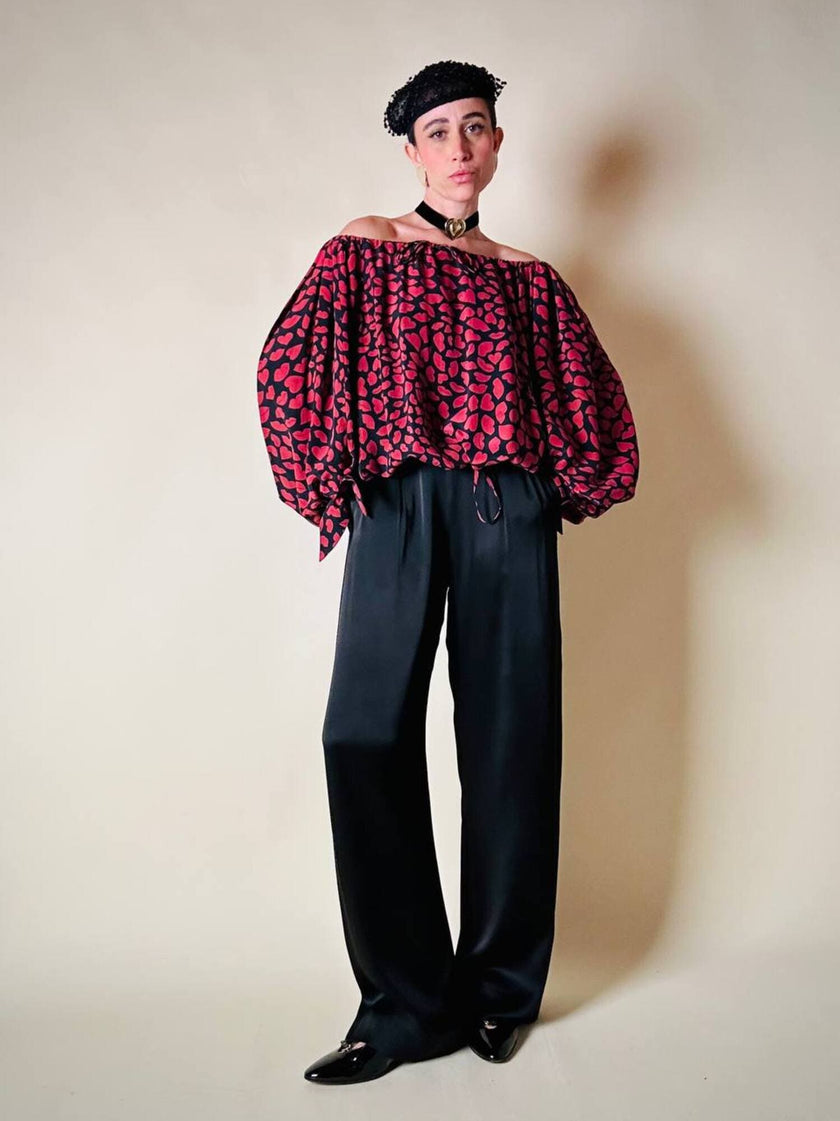 Blusa in seta nera con bocche e cuori rossi “Yves Saint Laurent”