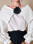 Blusa vintage Yves Saint Laurent bianca con grande balza e rosa nera