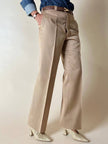 Pantalone sartoriale con piega e abbottonatura frontale color cammello chiaro