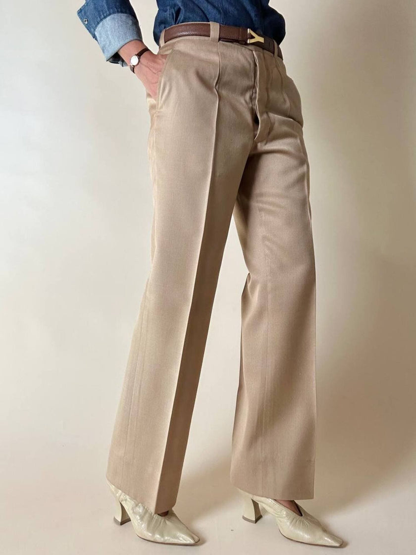 Pantalone sartoriale con piega e abbottonatura frontale color cammello chiaro
