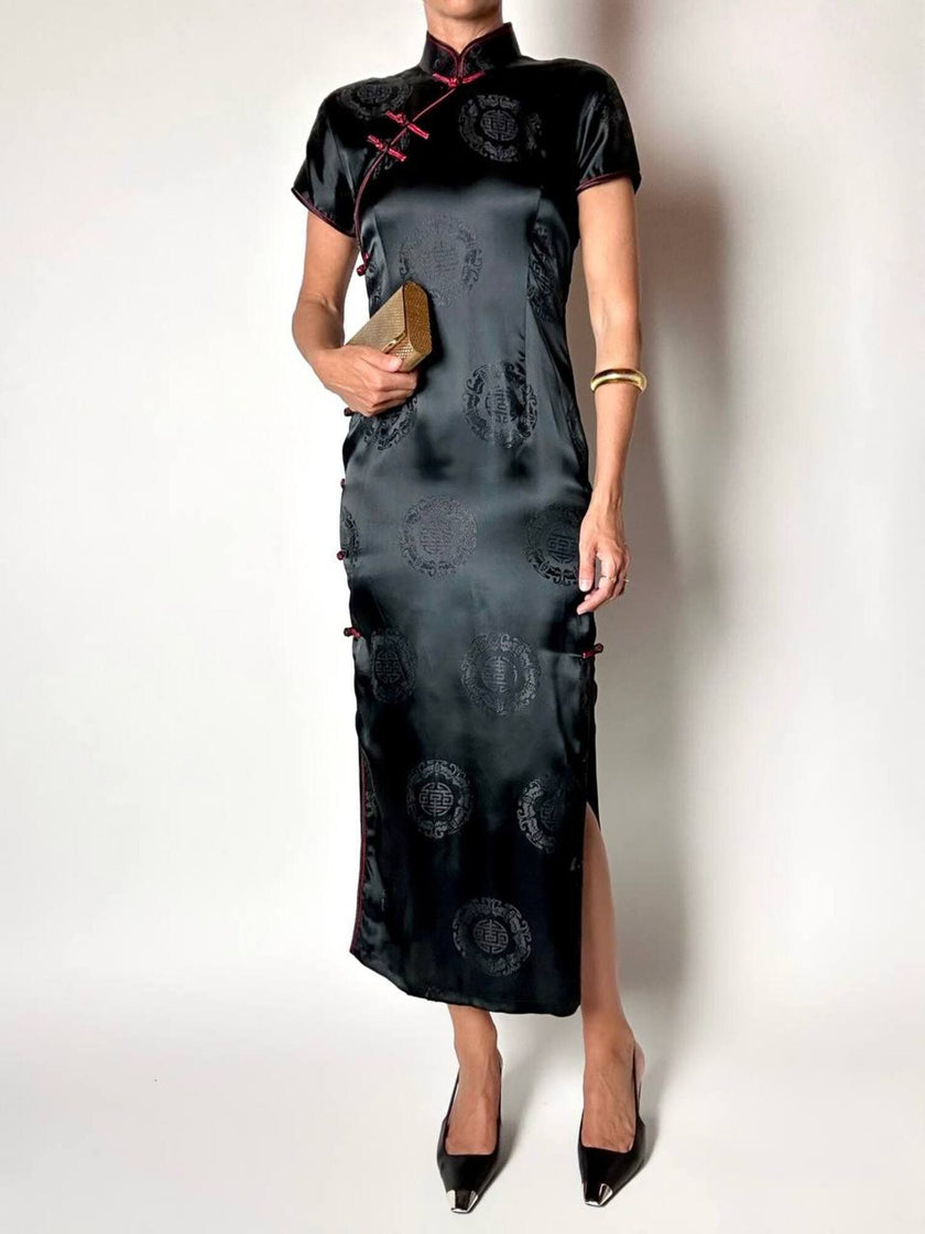 Qipao vintage in raso jacquard nero con profili e alamari neri e rossi