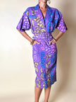 Mehrfarbiges Kleid mit abstraktem Muster in Violett und passendem Gürtel „Livio De Simone“