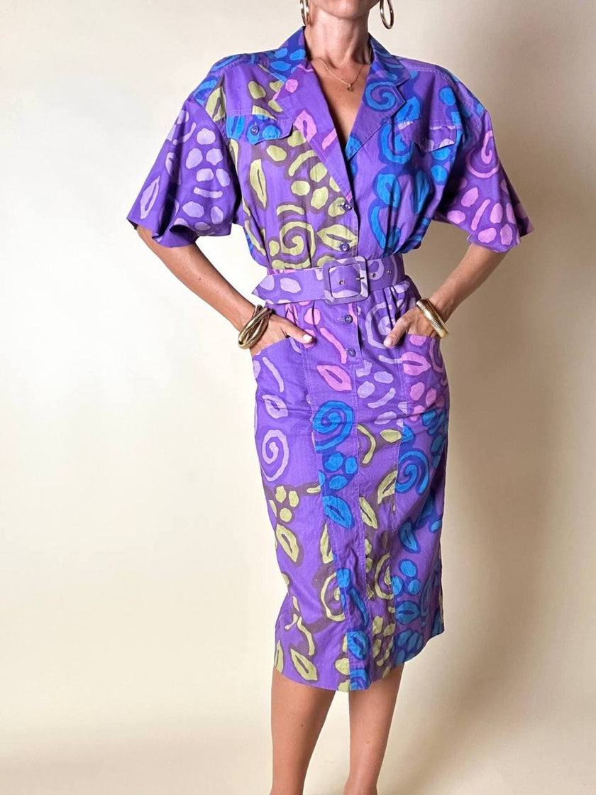 Mehrfarbiges Kleid mit abstraktem Muster in Violett und passendem Gürtel „Livio De Simone“