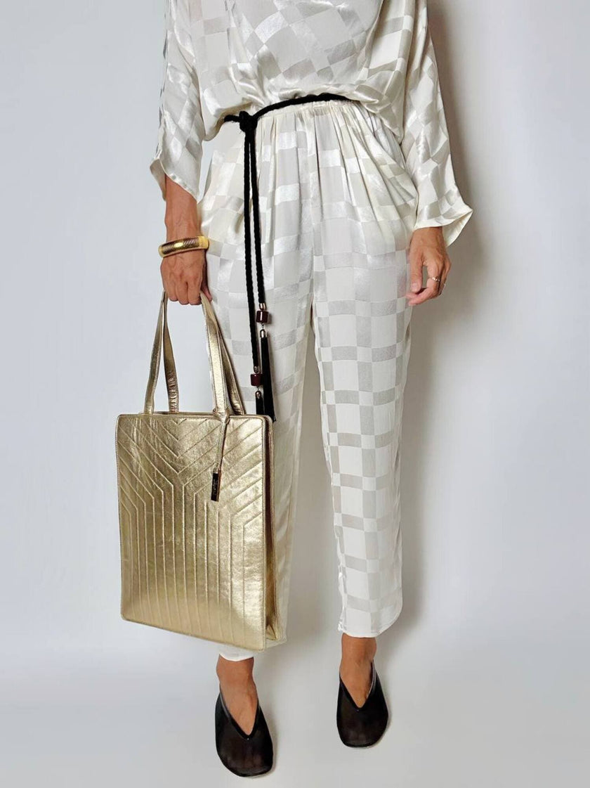Bolso tote vintage Yves Saint Laurent de piel laminada dorada con diseño matelassé chevron
