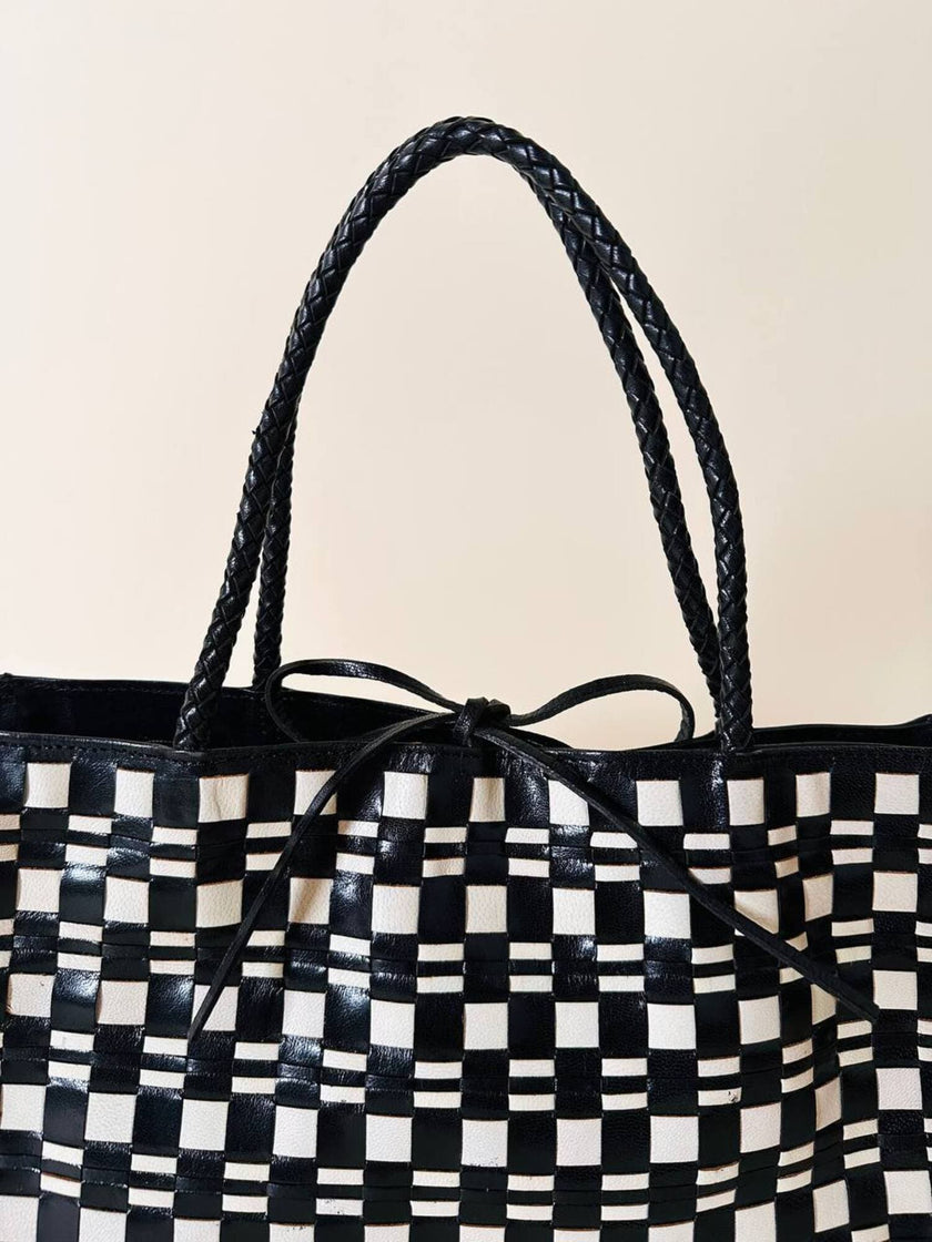 Borsa intrecciata in pelle bianca e nera “Gianfranco Ferré Studio”