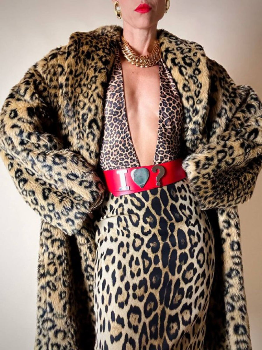 Eco pelliccia leopardata con maxi bottoni neri