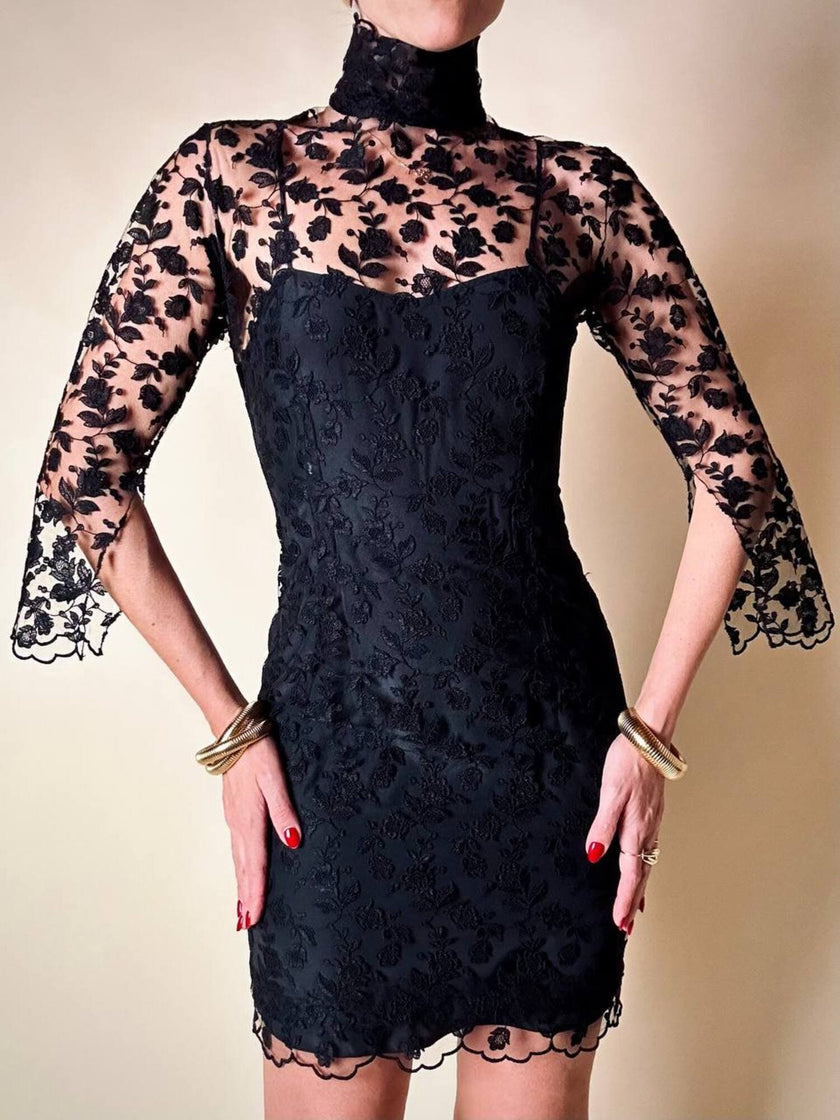 Mini abito sartoriale in tulle nero con ricami floreali