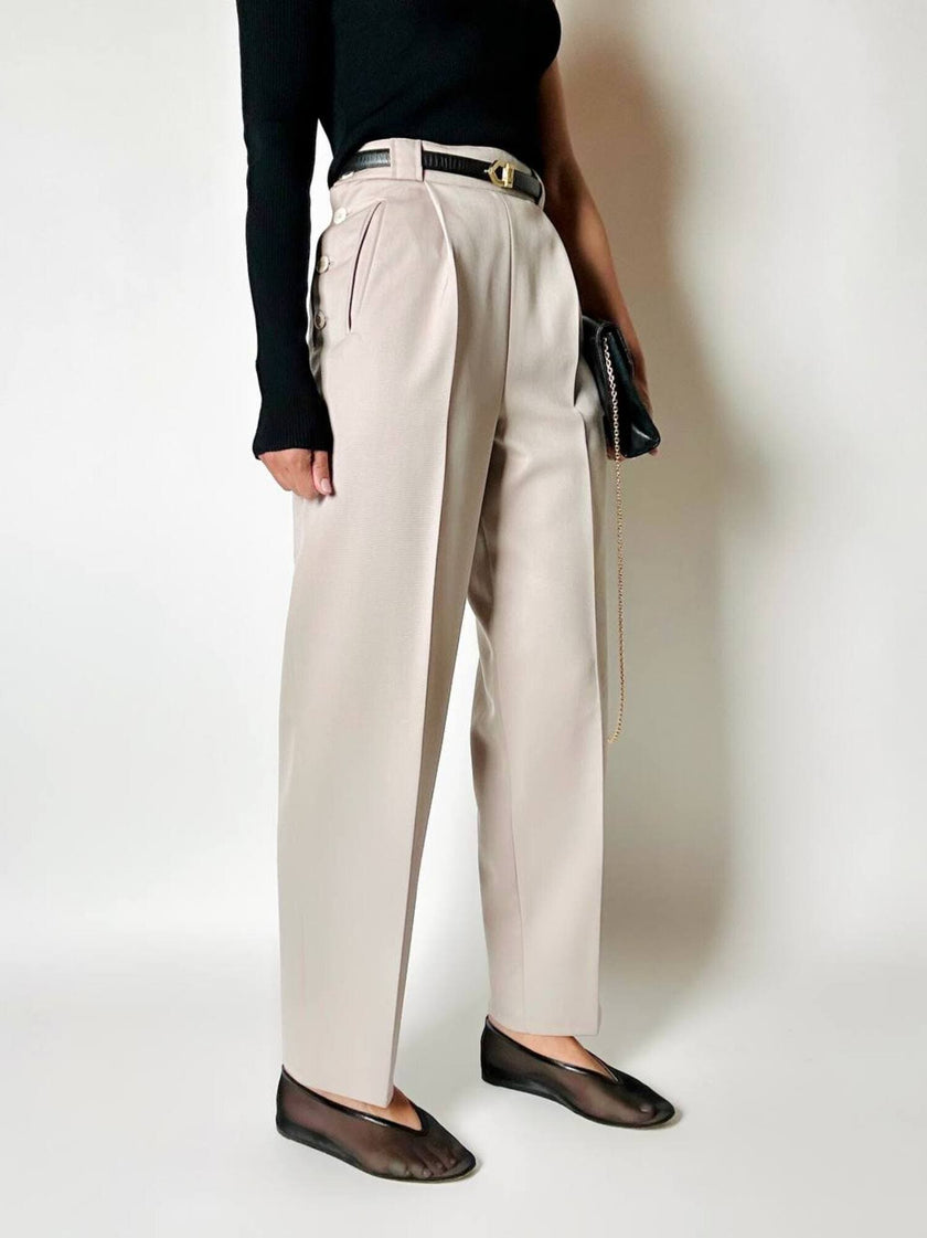 Pantalone vintage in fresco di lana greige con pince e abbottonatura su ambo i lati