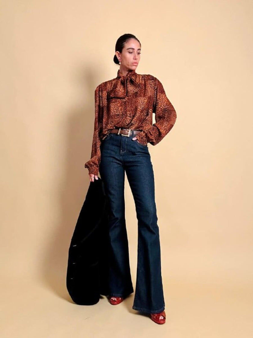 Camicia in pura seta con fiocco al collo e pattern micro rondini 