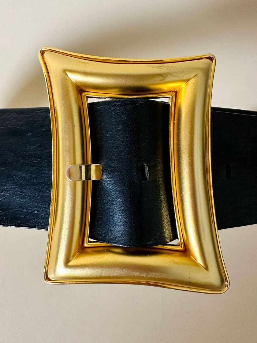 Cintura in pelle nera con maxi fibbia rettangolare dorata “Massimo Cedrini”