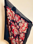 Scialle in lana nera con fiori barocchi