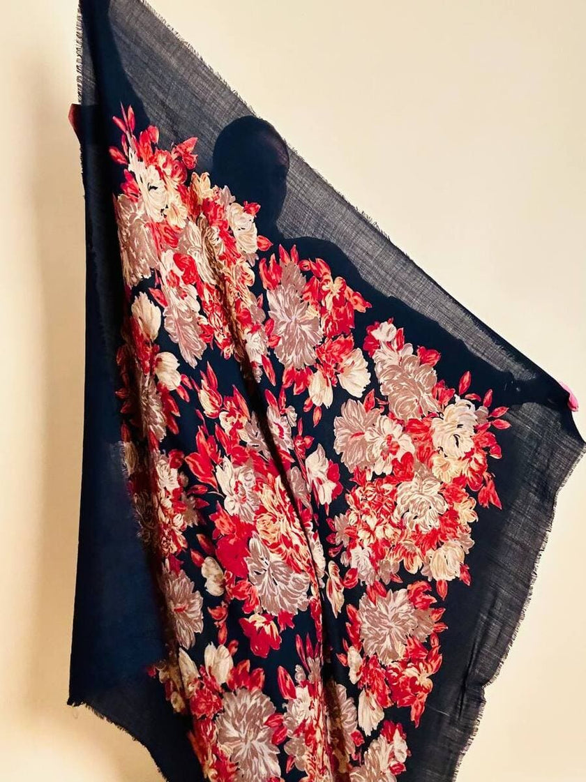 Scialle in lana nera con fiori barocchi