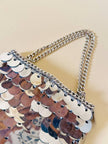 Parure composta da clip e mini bag in paillettes argento