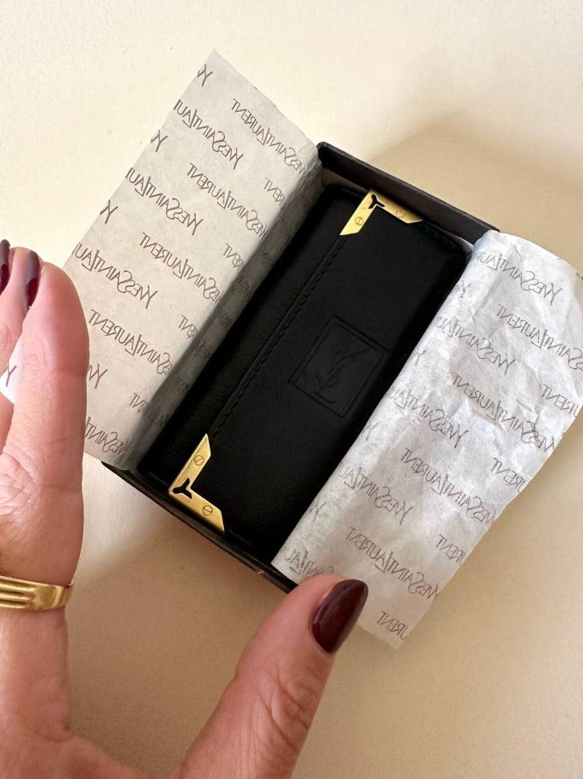 Porte-clés trifold Yves Saint Laurent en cuir noir avec détails dorés et logo YSL embossé