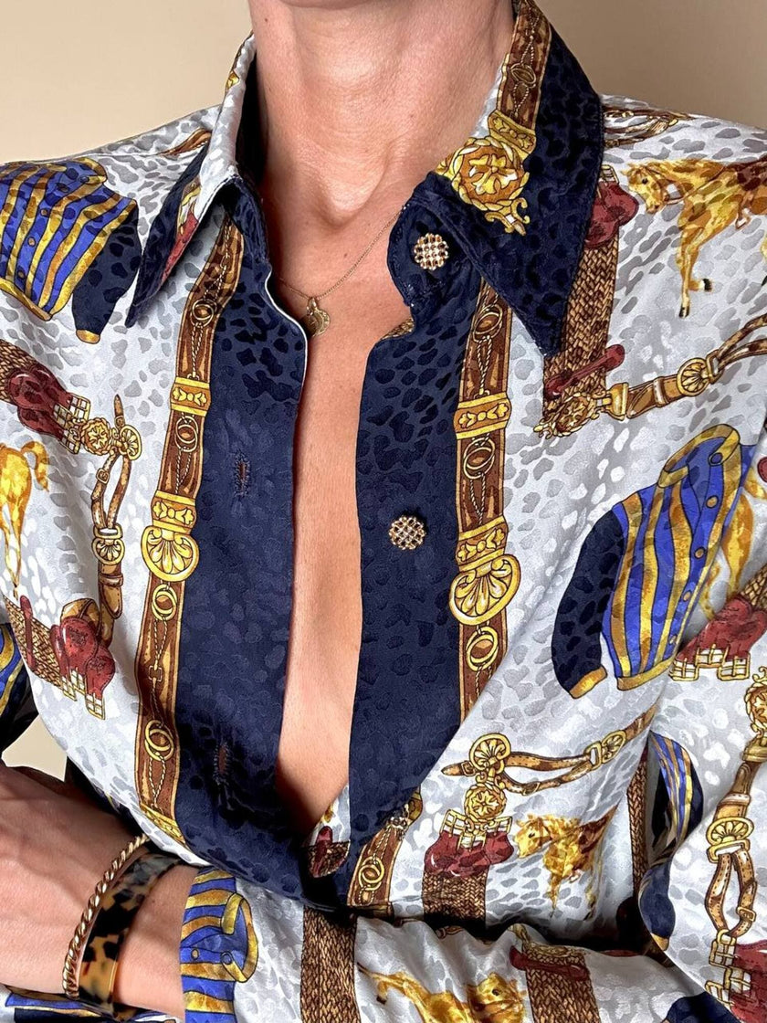 Camicia sartoriale in seta jacquard fantasia equestre barocca con bottoni gioiello dorati