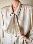 Camicia vintage in seta greige con sciarpina plissé e bottoni gioiello dorati