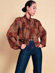 Camicia in pura seta con fiocco al collo e pattern micro rondini 