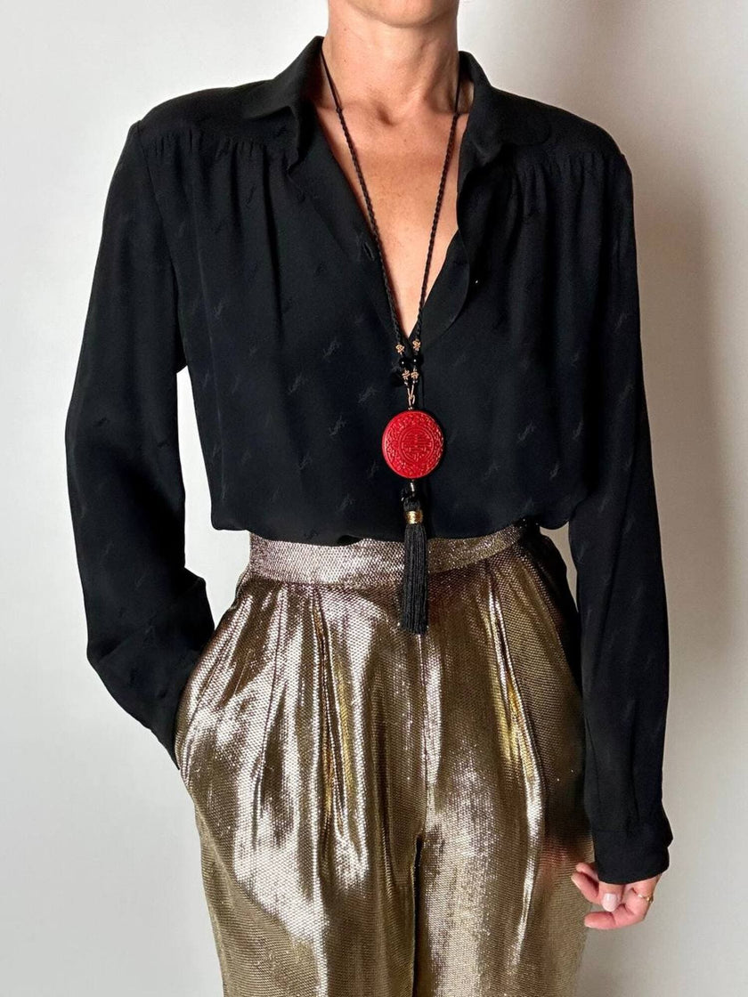 Collana vintage in stile orientale con ciondolo rotondo in cinabro rosso e nappa couture