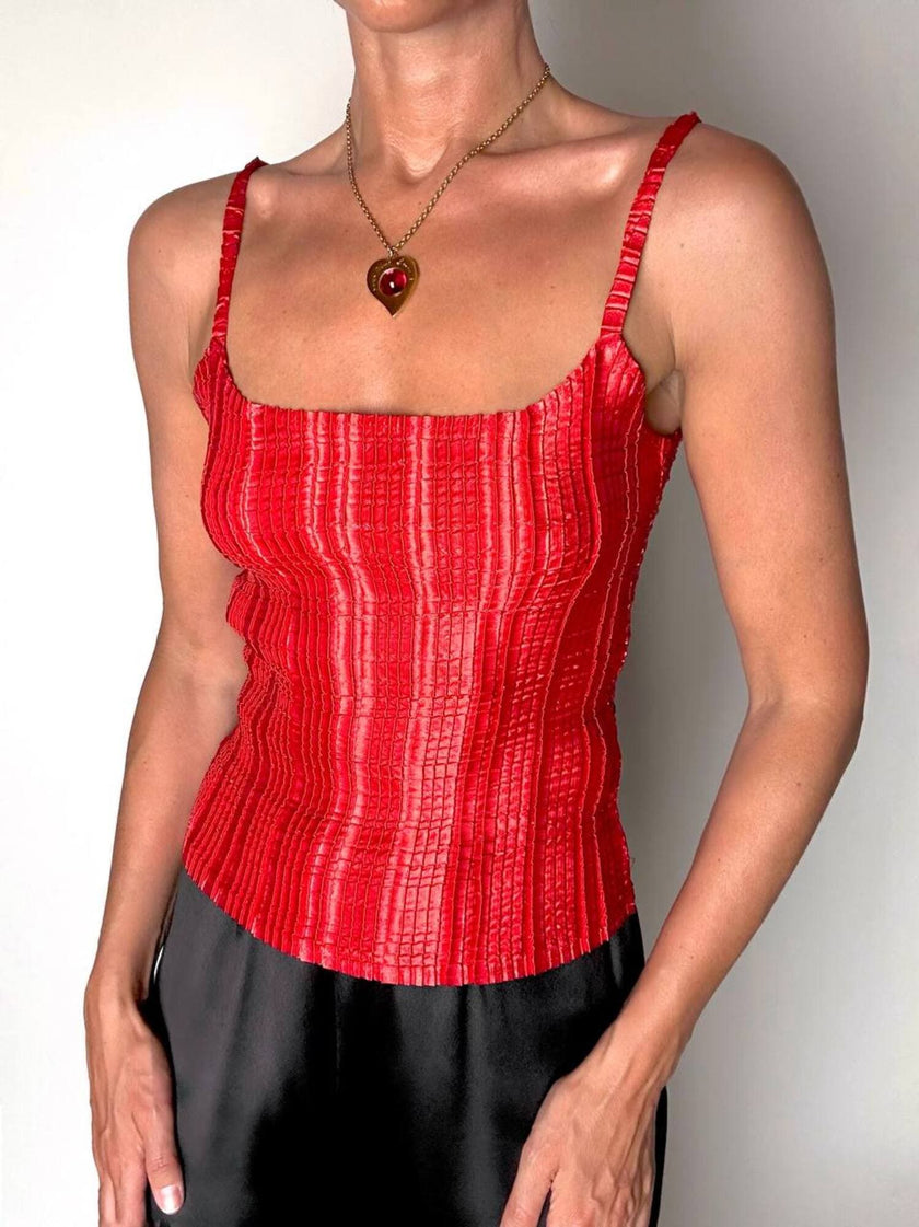 Canottiera in raso rosso goffrato con spalline sottili