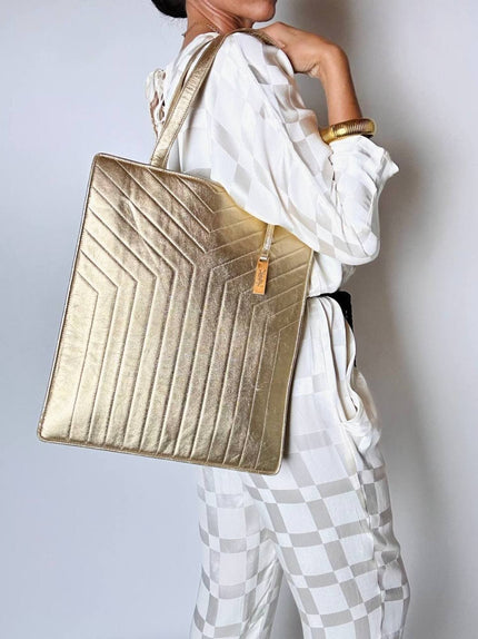 Shopping tote vintage Yves Saint Laurent in pelle laminata oro matelassé chevron