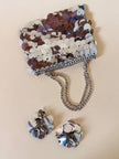 Parure composta da clip e mini bag in paillettes argento