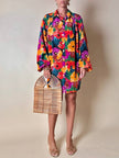 Oversized-Hemd mit buntem Blumenmuster und goldenen Knöpfen
