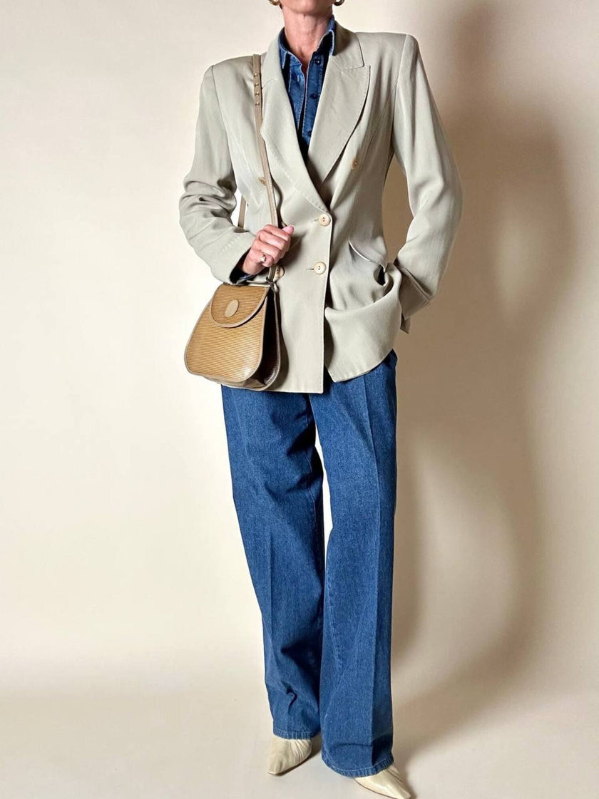 Blazer doppiopetto Ēlectre in rasato di lana beige con taglio ricercato e impunture in tinta