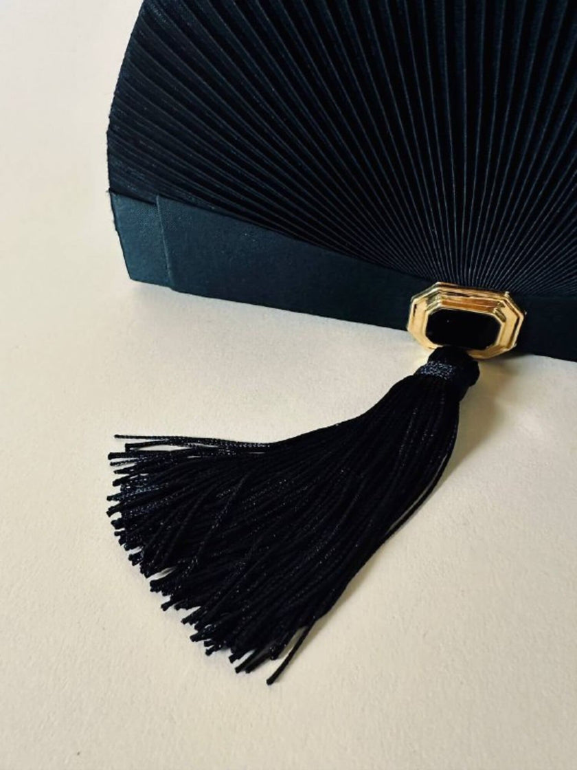 Pochette a ventaglio in raso micro plissé con nappa couture e tracolla “Guy Laroche”