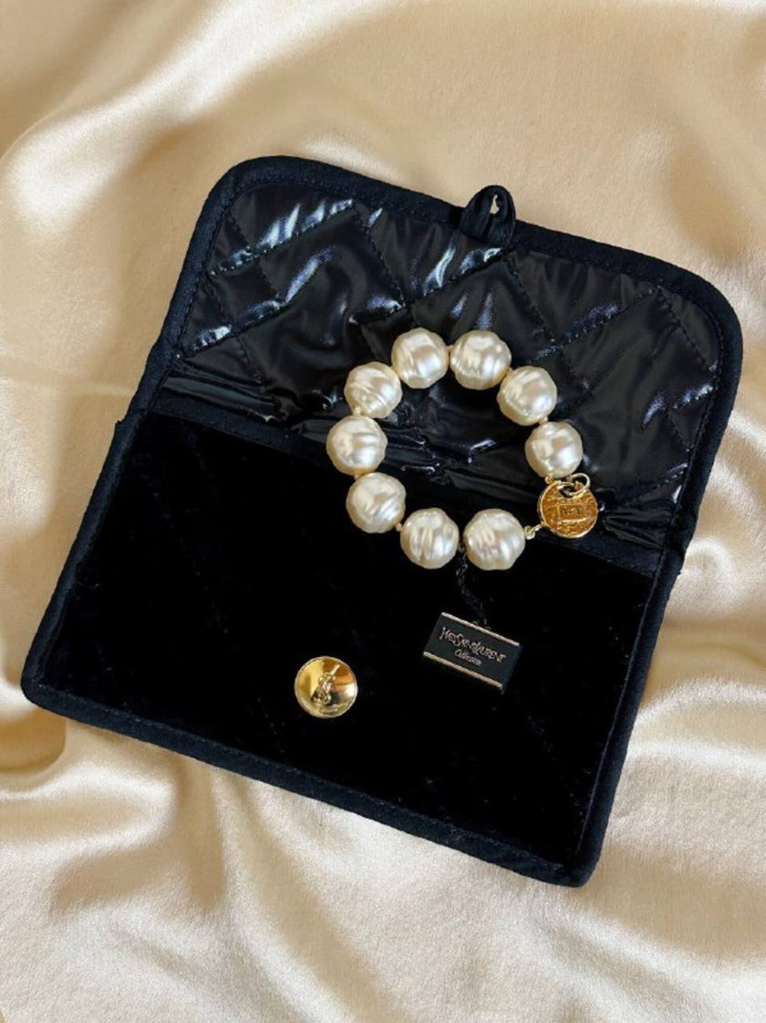 Bracciale di perle barocche con chiusura dorata “Yves Saint Laurent”