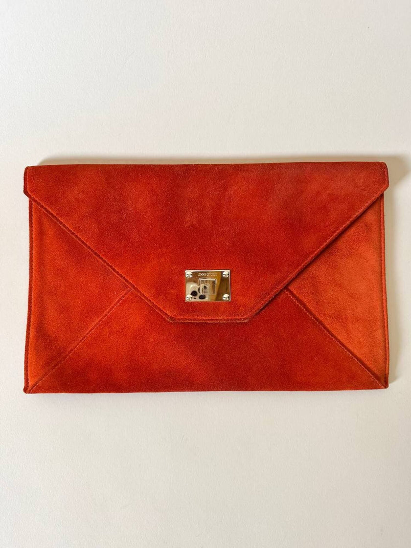 Pochette a busta Jimmy Choo in camoscio aragosta con placca metallica logata