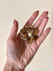 Spilla dorata a forma di fiore con perla cabochon “Yves Saint Laurent”