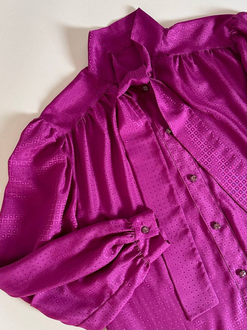 Camicia sartoriale con fiocco al collo in tessuto jacquard ciclamino