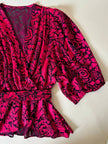 Blusa in chiffon devorè nero con damaschi in raso rosso/fucsia