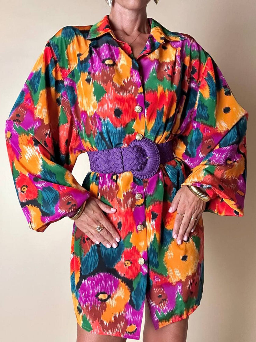 Oversized-Hemd mit buntem Blumenmuster und goldenen Knöpfen