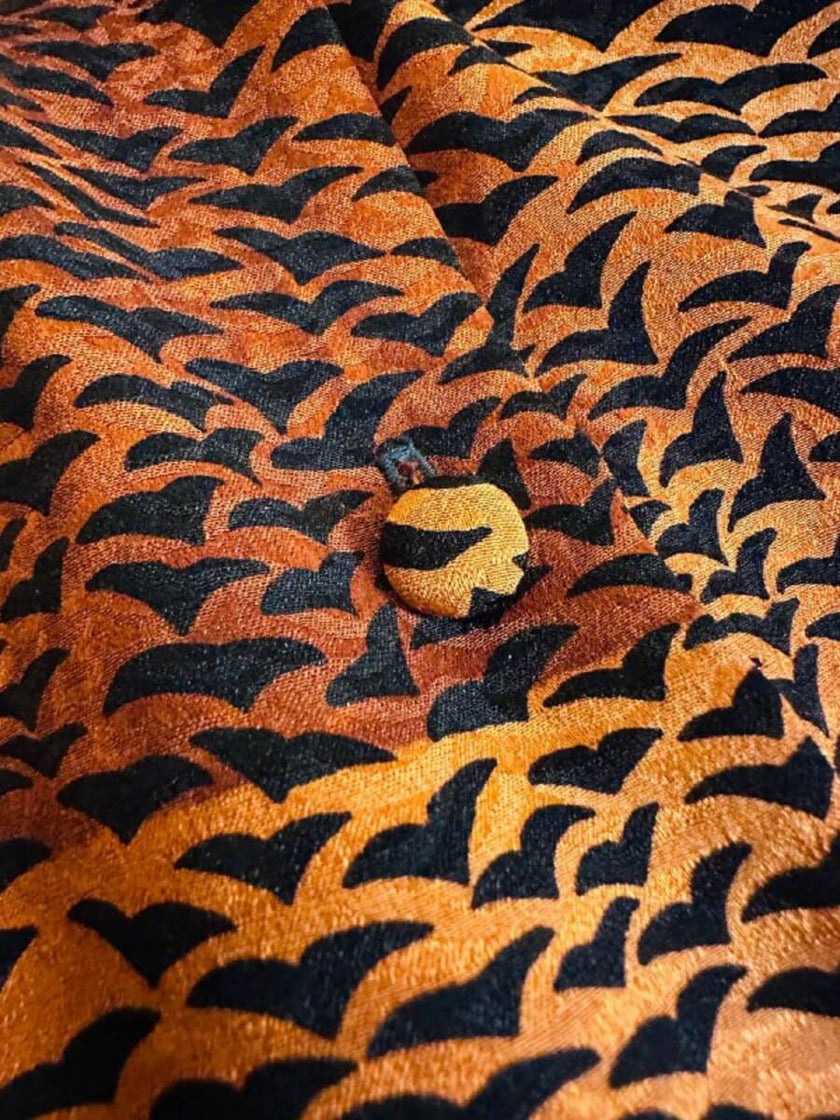 Camicia in pura seta con fiocco al collo e pattern micro rondini 