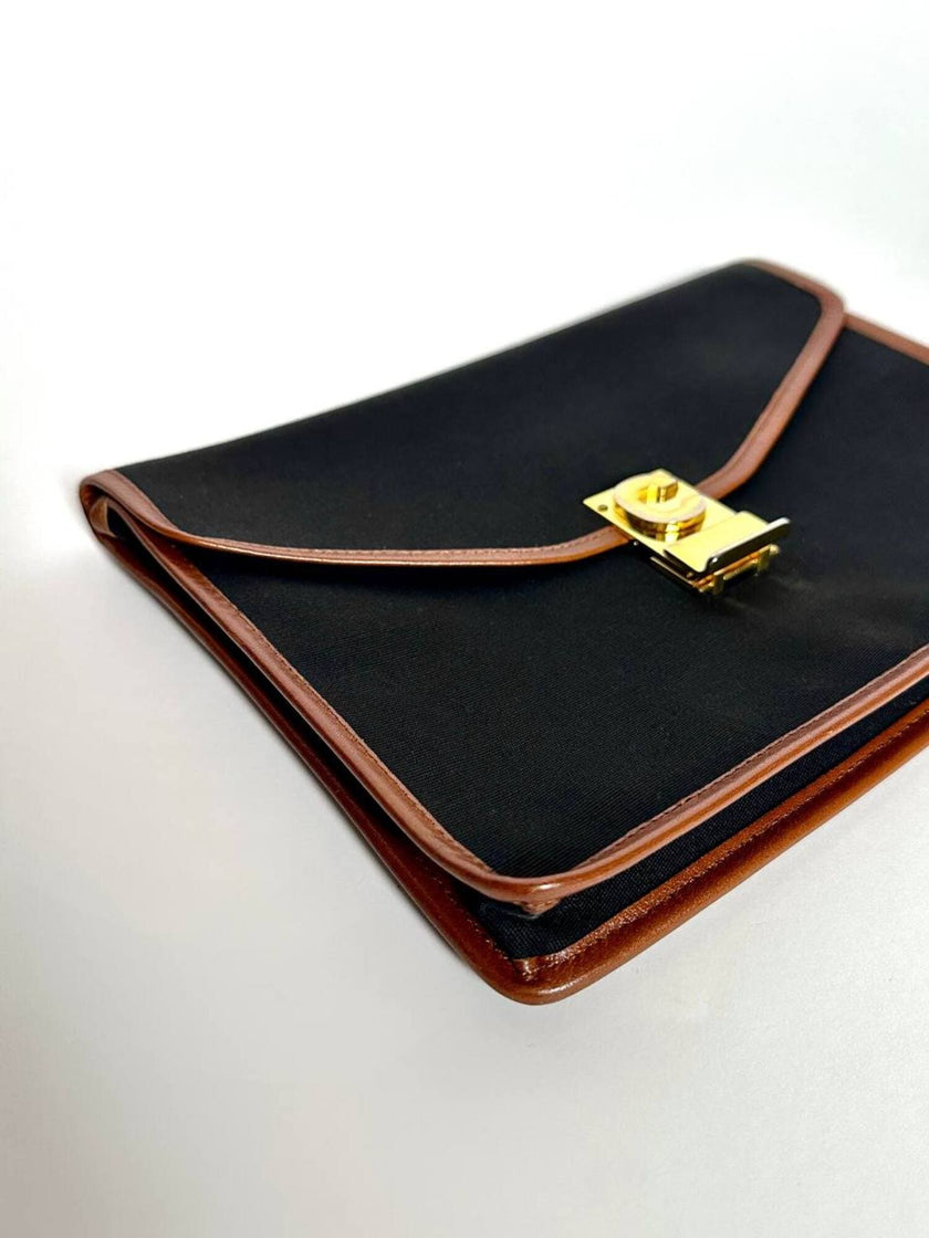 Pochette vintage Celine modello a busta in canvas nero con profili in pelle tabacco