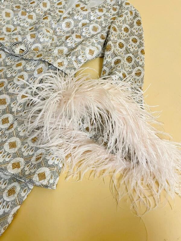 Lace tailleur con piume di marabù