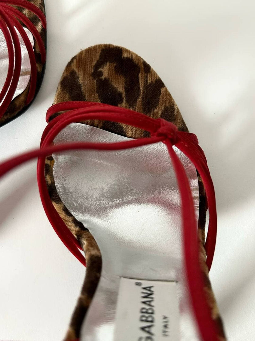 Sandalias vintage Dolce & Gabbana en crepé rojo y terciopelo con estampado de leopardo