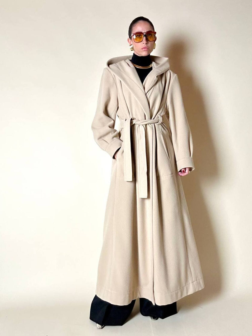 Cappotto lungo a vestaglia con cappuccio in drap di lana beige “Yves Saint Laurent”