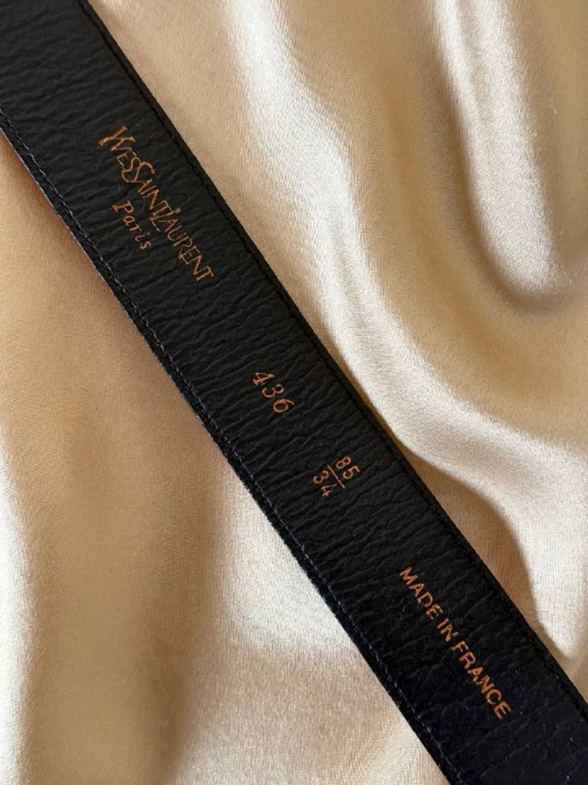 Cintura Yves Saint Laurent in pelle rossa con fibbia ricoperta e borchia dorata con logo YSL
