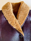 Shearling reverse in pelle liscia marrone castagno con vello caramello e ricamo sul fondo