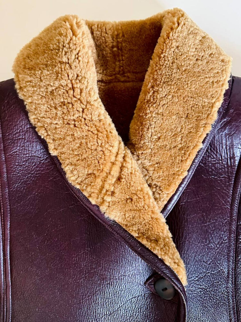 Shearling reverse in pelle liscia marrone castagno con vello caramello e ricamo sul fondo