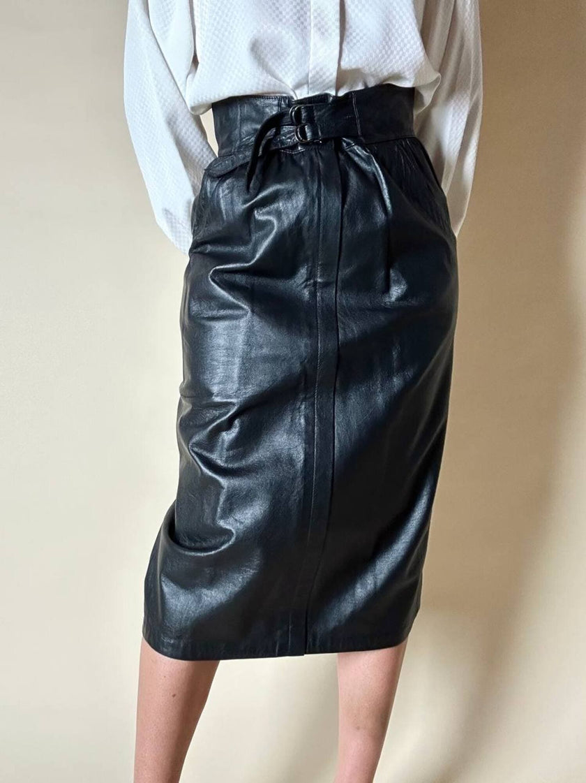 Gonna longuette vintage in pelle nera con cinturini regolabili in vita