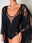 Costume intero nero con inserti in tulle e lavorazione a rilievo