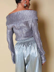 Maglia con spalle scoperte in tessuto micro plissè grigio argento