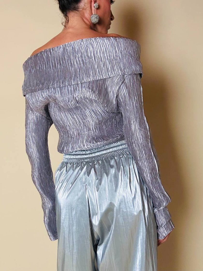 Maglia con spalle scoperte in tessuto micro plissè grigio argento