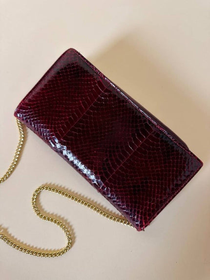 Pochette rettangolare in pitone e pelle bordeaux con tracolla in catena