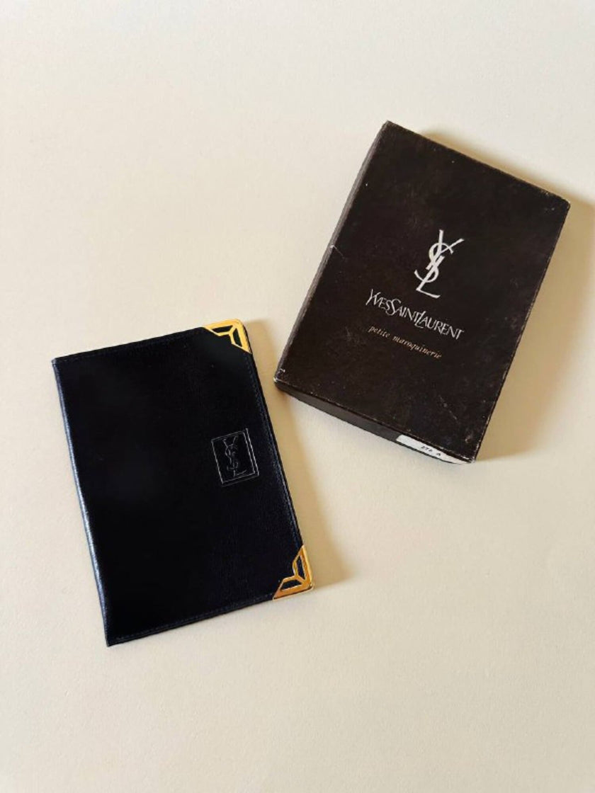 Portafoglio/portatessere anni ‘80 in pelle nera firmato “Yves Saint Laurent”