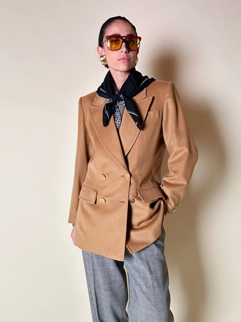 Blazer doppiopetto in lana color biscotto con bottoni dorati “Yves Saint Laurent”